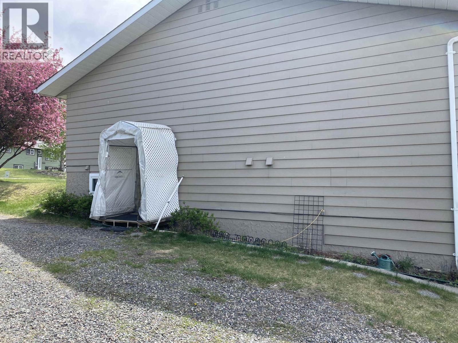 238 Elm Avenue, 100 Mile House, British Columbia  V0K 2E0 - Photo 36 - R3100324