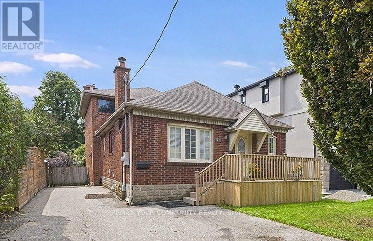 <div class="slider-price">$1,999,900</div><p>73 Struthers Street, Toronto, Ontario</p>