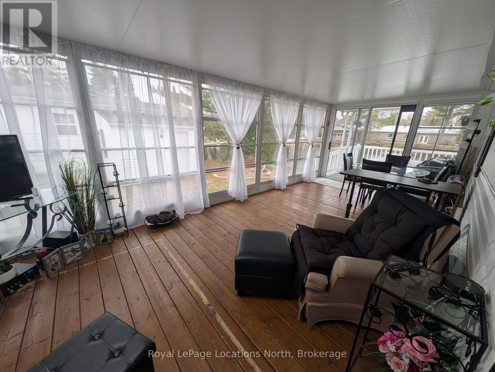 20 Topaz Street W, Wasaga Beach, Ontario  L9Z 1X7 - Photo 4 - S13092532