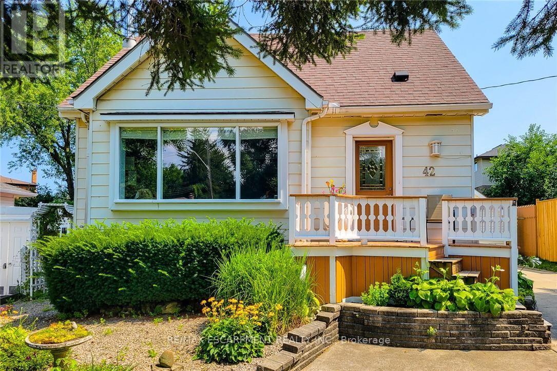 42 Lake Avenue N, Hamilton, Ontario  L8E 1L3 - Photo 1 - X13697146