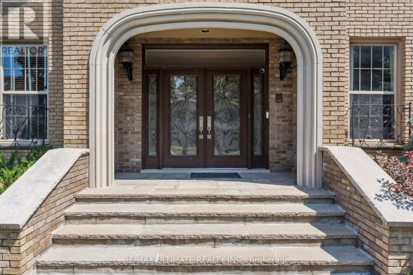 1 Versailles Court, Toronto, Ontario  M3B 2A8 - Photo 4 - C13695468