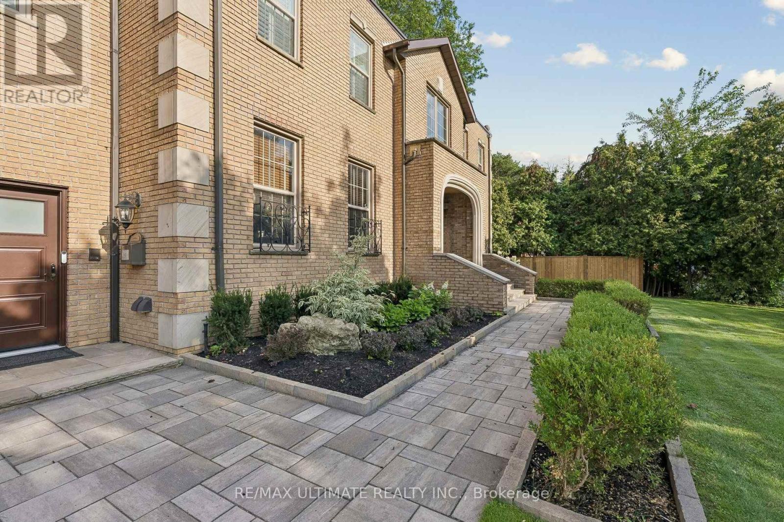 1 Versailles Court, Toronto, Ontario  M3B 2A8 - Photo 3 - C13695468