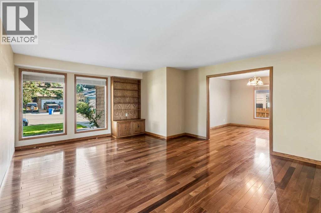 31 Edgehill Bay NW, Calgary, Alberta  T3A 2X2 - Photo 6 - A2328443