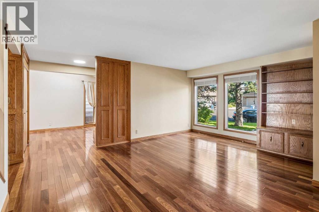 31 Edgehill Bay NW, Calgary, Alberta  T3A 2X2 - Photo 7 - A2328443