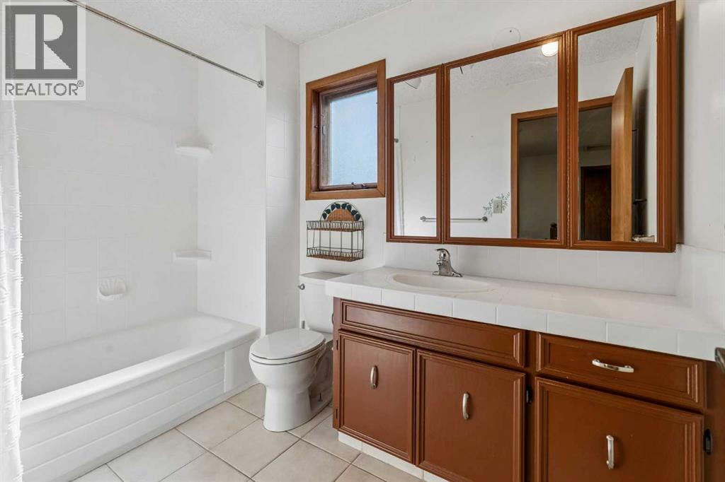 31 Edgehill Bay NW, Calgary, Alberta  T3A 2X2 - Photo 25 - A2328443