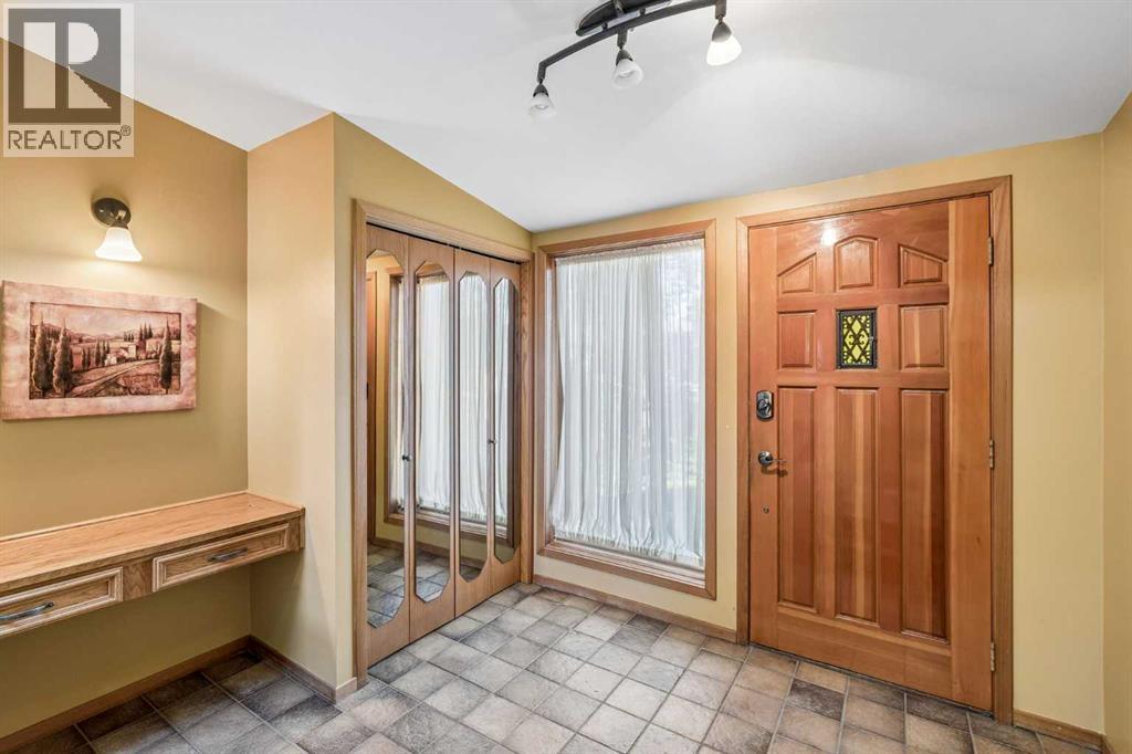 31 Edgehill Bay NW, Calgary, Alberta  T3A 2X2 - Photo 3 - A2328443