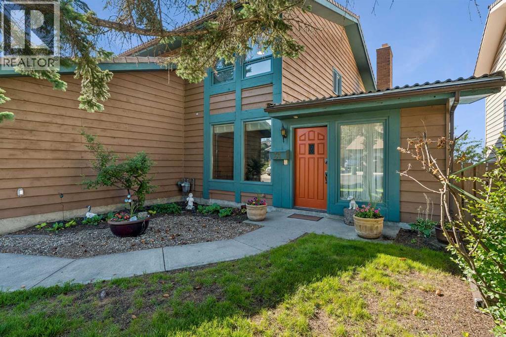 31 Edgehill Bay NW, Calgary, Alberta  T3A 2X2 - Photo 2 - A2328443