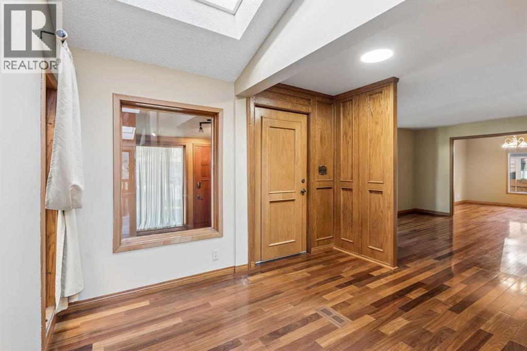 31 Edgehill Bay NW, Calgary, Alberta  T3A 2X2 - Photo 5 - A2328443
