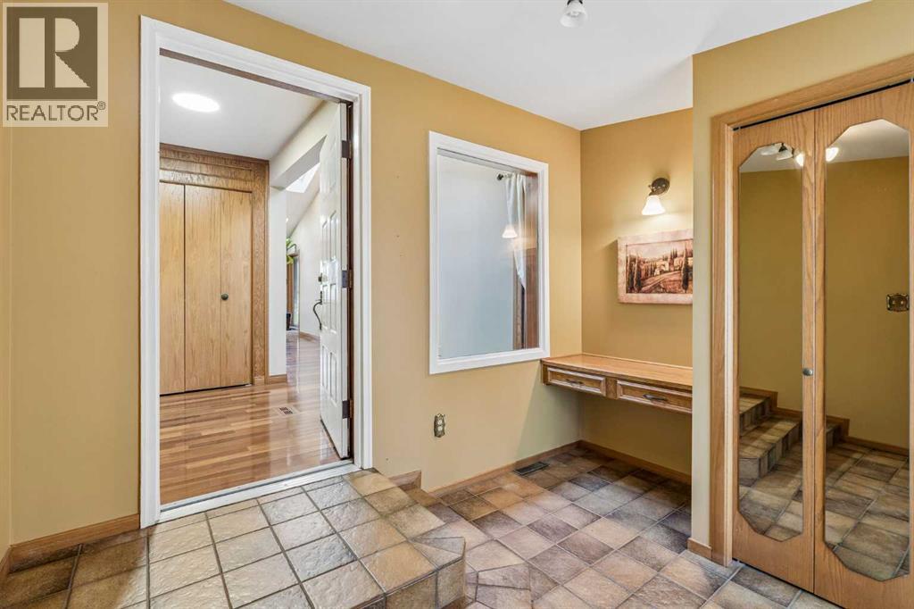 31 Edgehill Bay NW, Calgary, Alberta  T3A 2X2 - Photo 4 - A2328443