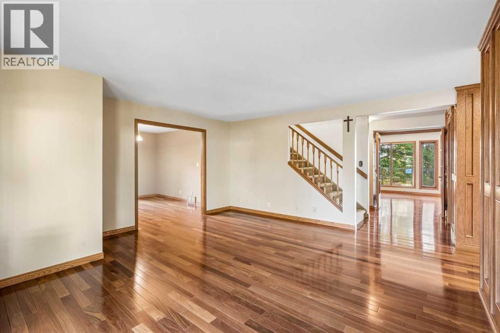 31 Edgehill Bay NW, Calgary, Alberta  T3A 2X2 - Photo 8 - A2328443