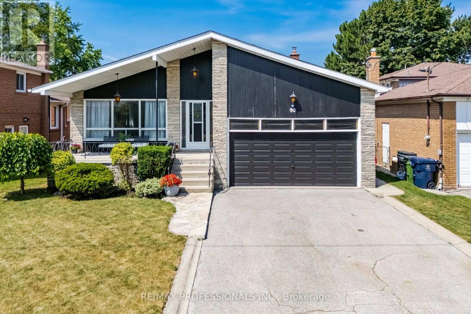 <div class="slider-price">$1,437,000</div><p>90 Peckham Avenue, Toronto, Ontario</p>