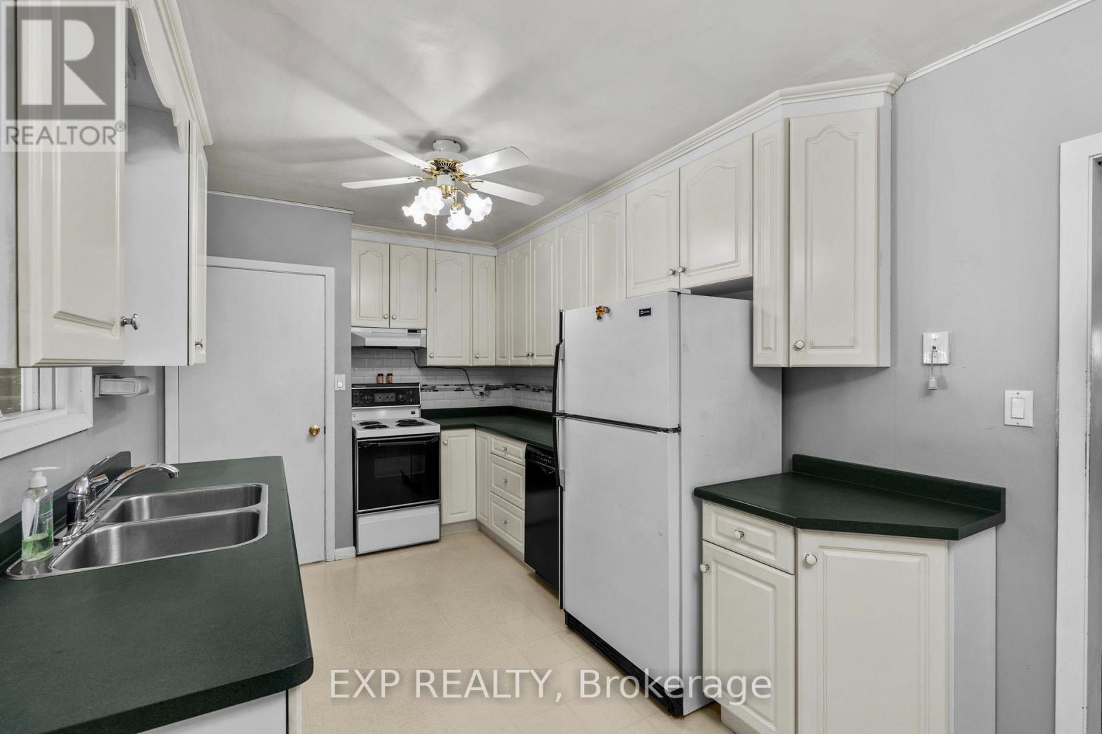 8800 Champlain Drive, Niagara Falls (Chippawa), Ontario L2G 6Y6 - Photo 11 - X13697378