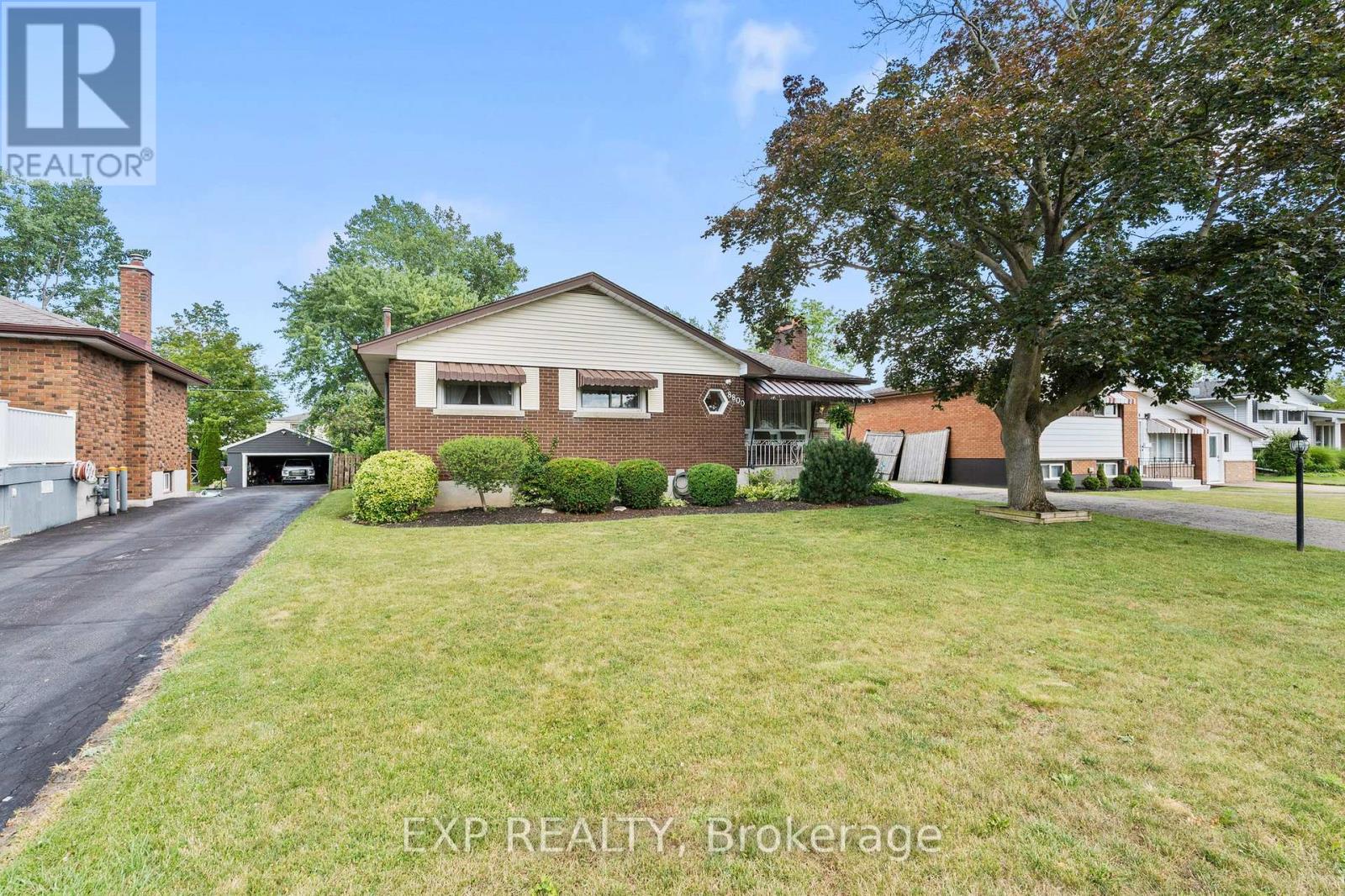 8800 Champlain Drive, Niagara Falls (Chippawa), Ontario L2G 6Y6 - Photo 2 - X13697378