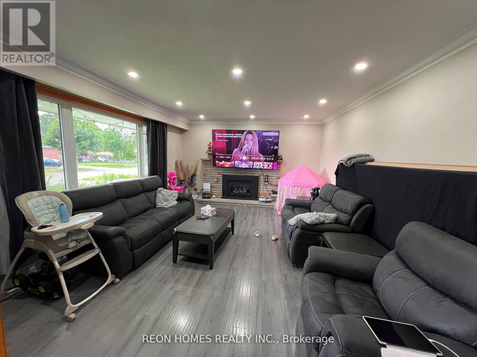 317 Farewell Street, Oshawa, Ontario  L1H 6L8 - Photo 3 - E13697416
