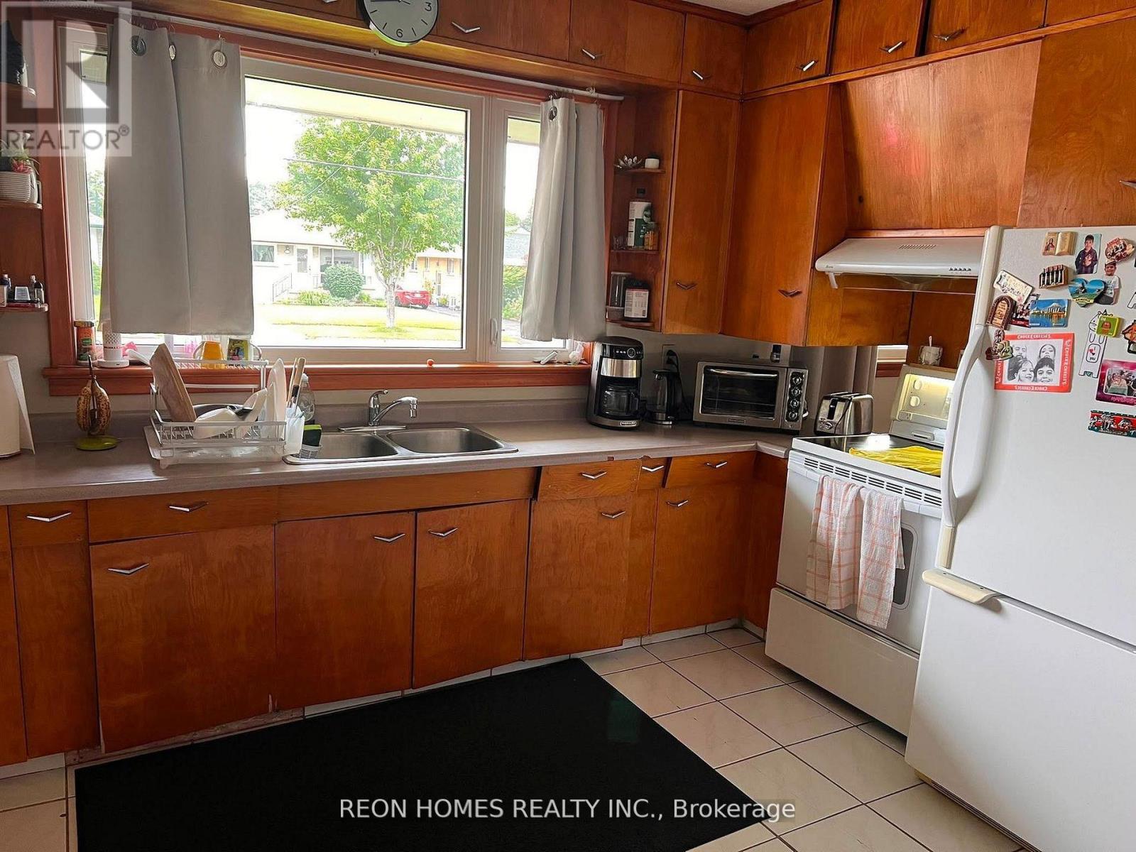 317 Farewell Street, Oshawa, Ontario  L1H 6L8 - Photo 4 - E13697416