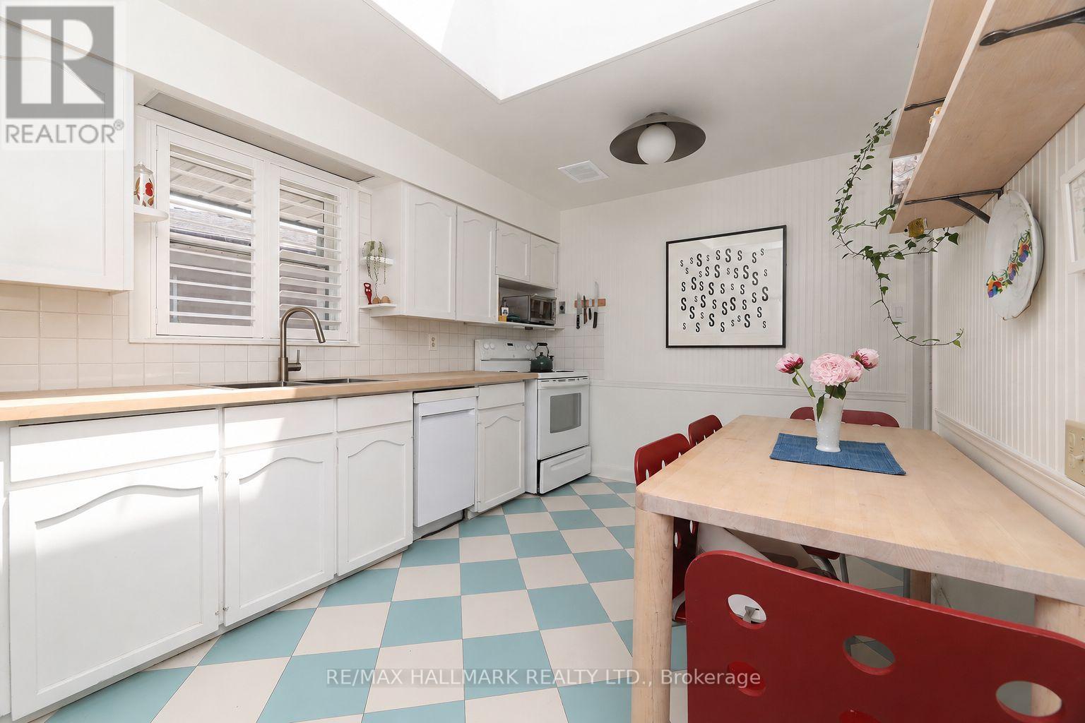 33 Stag Hill Drive, Toronto, Ontario  M4B 1K8 - Photo 4 - E13697454