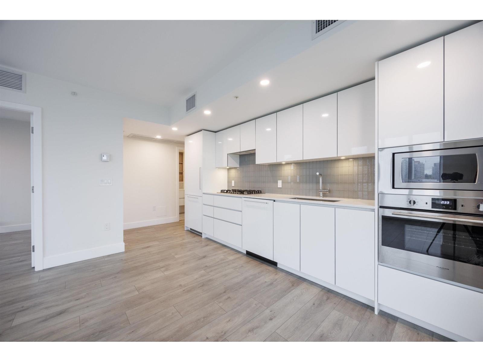 1204 10428 Whalley Boulevard, Surrey, British Columbia  V3T 0W2 - Photo 7 - R3157578