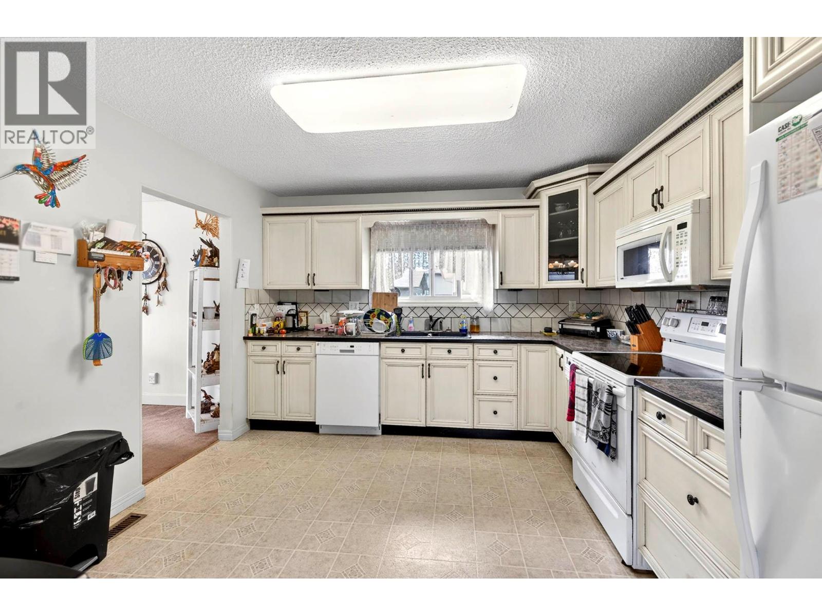 820 Invermere Court, Kamloops, British Columbia  V2B 7T4 - Photo 5 - 10391196
