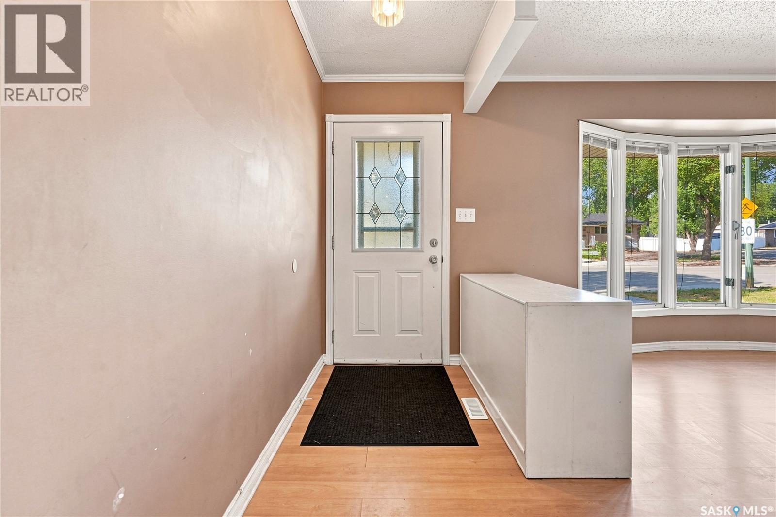 363 Rodenbush Drive, Regina, Saskatchewan  S4R 6X5 - Photo 3 - SK046164