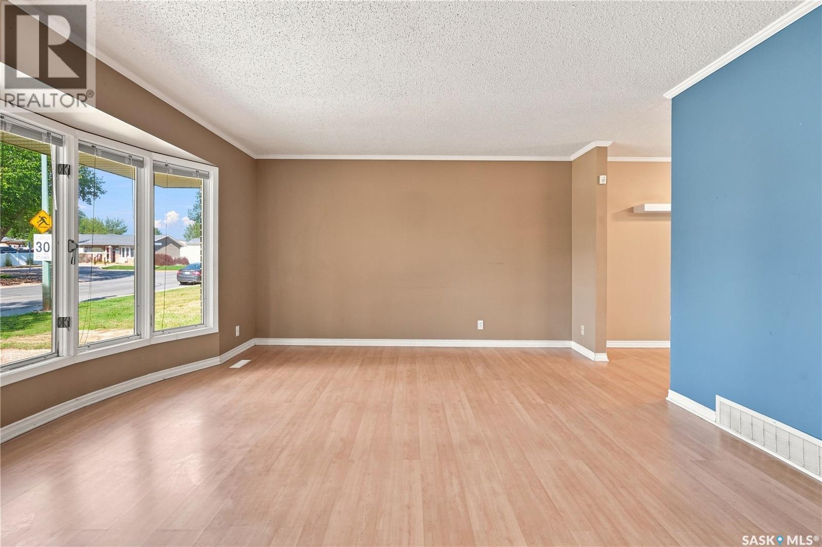 363 Rodenbush Drive, Regina, Saskatchewan  S4R 6X5 - Photo 5 - SK046164