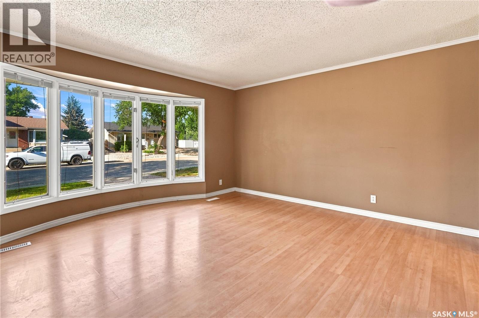 363 Rodenbush Drive, Regina, Saskatchewan  S4R 6X5 - Photo 6 - SK046164