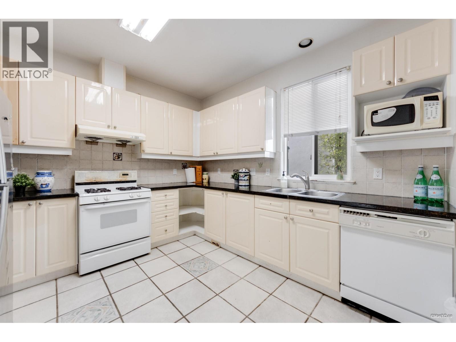 5177 Carson Street, Burnaby, British Columbia  V5J 2Z1 - Photo 10 - R3157607