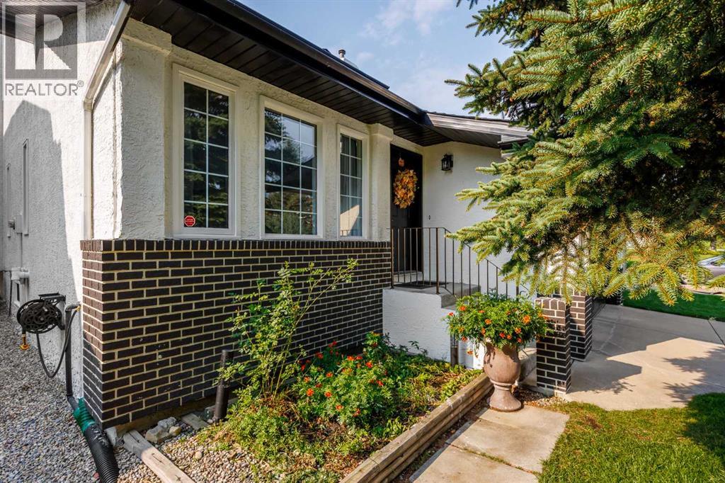 52 Shawnee Way SW, Calgary, Alberta  T2Y 2V4 - Photo 2 - A2338976