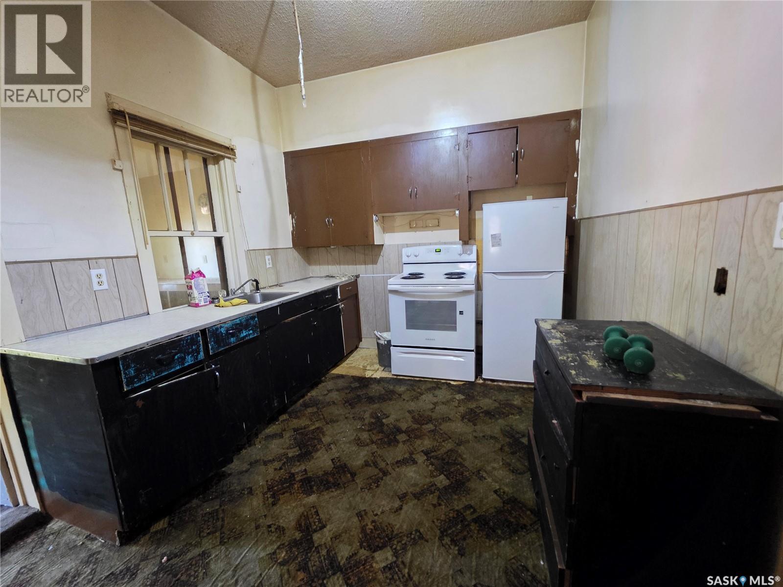 236 6th Avenue NE, Swift Current, Saskatchewan  S9H 2M2 - Photo 2 - SK040482