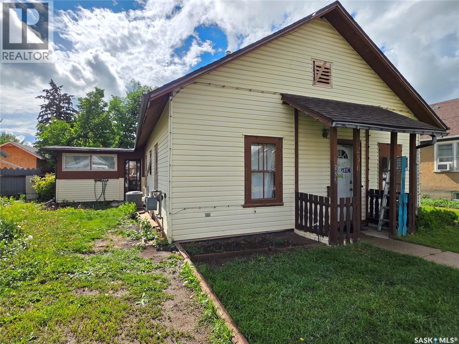 236 6th Avenue NE, Swift Current, Saskatchewan  S9H 2M2 - Photo 1 - SK040482