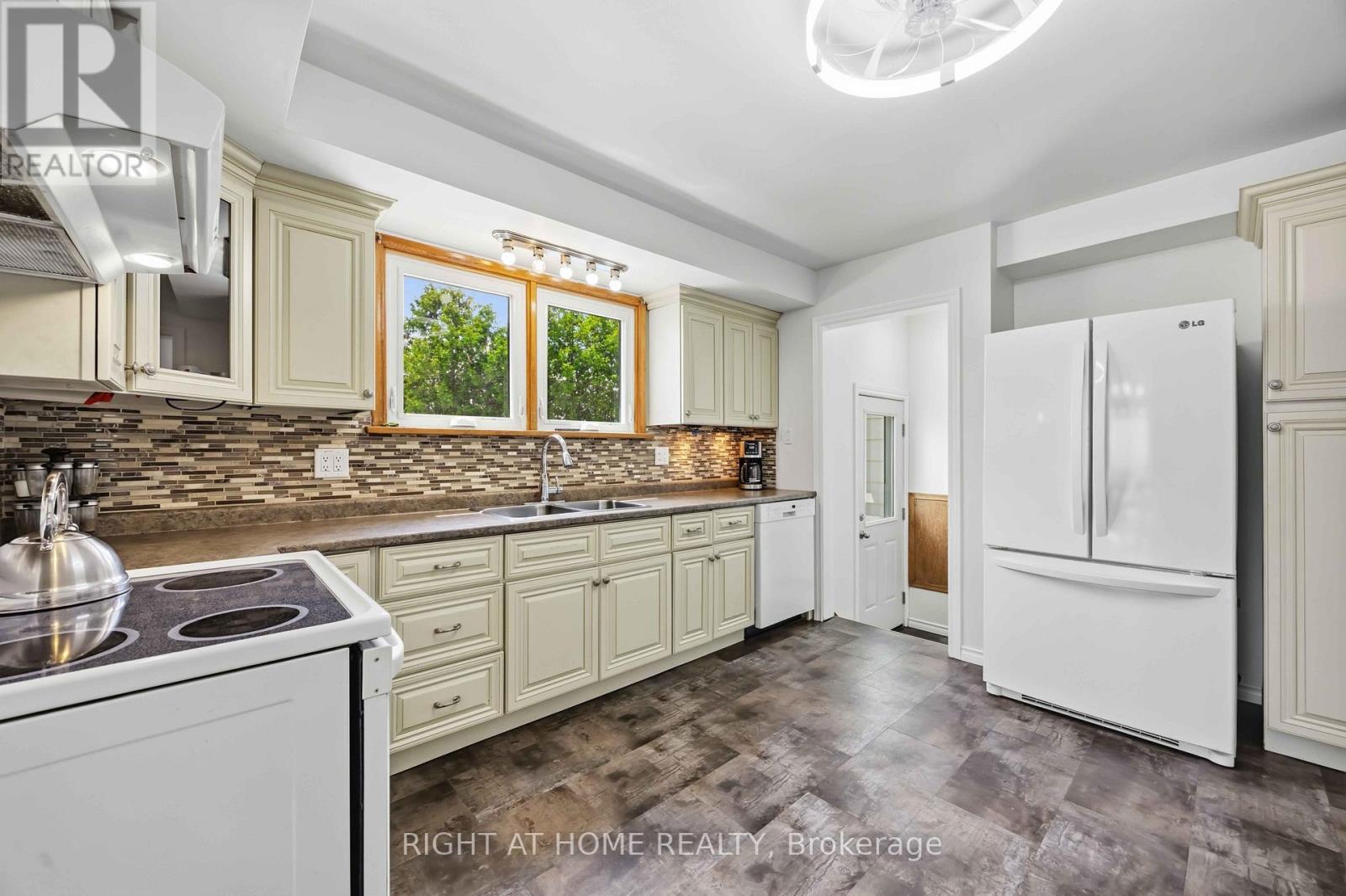1933 Plank Road, St. Clair, Ontario  N7T 7H5 - Photo 11 - X13697358
