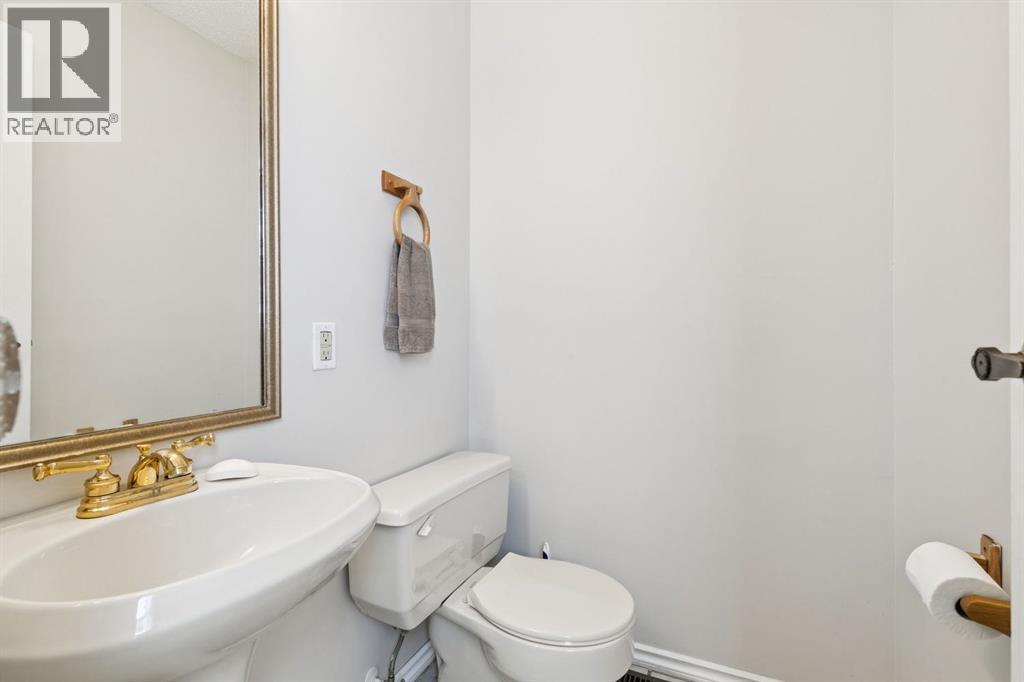 33 Woodhill Court SW, Calgary, Alberta  T2W 3P1 - Photo 13 - A2338153