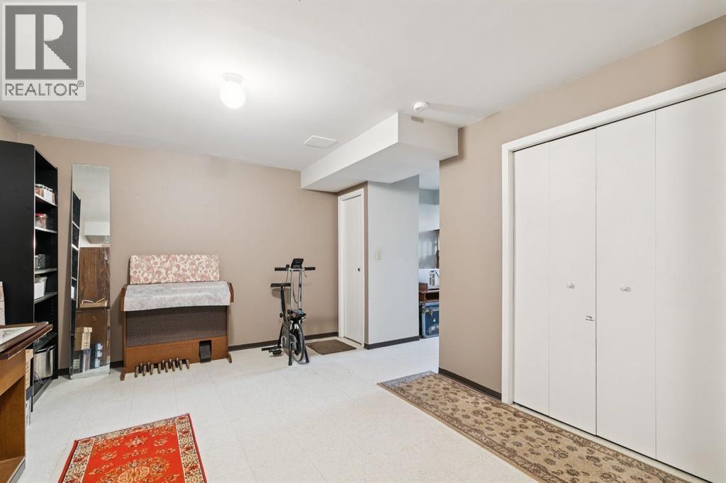 33 Woodhill Court SW, Calgary, Alberta  T2W 3P1 - Photo 21 - A2338153