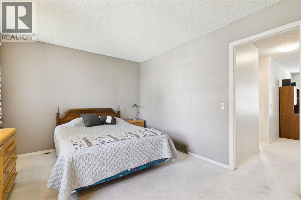 33 Woodhill Court SW, Calgary, Alberta  T2W 3P1 - Photo 19 - A2338153