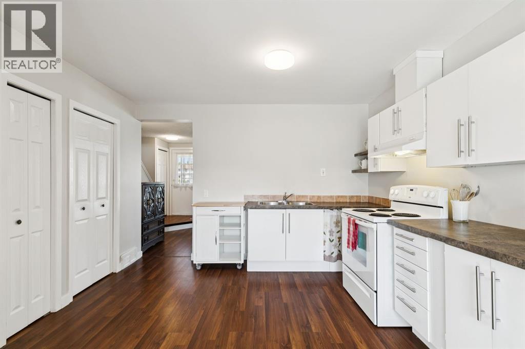33 Woodhill Court SW, Calgary, Alberta  T2W 3P1 - Photo 11 - A2338153