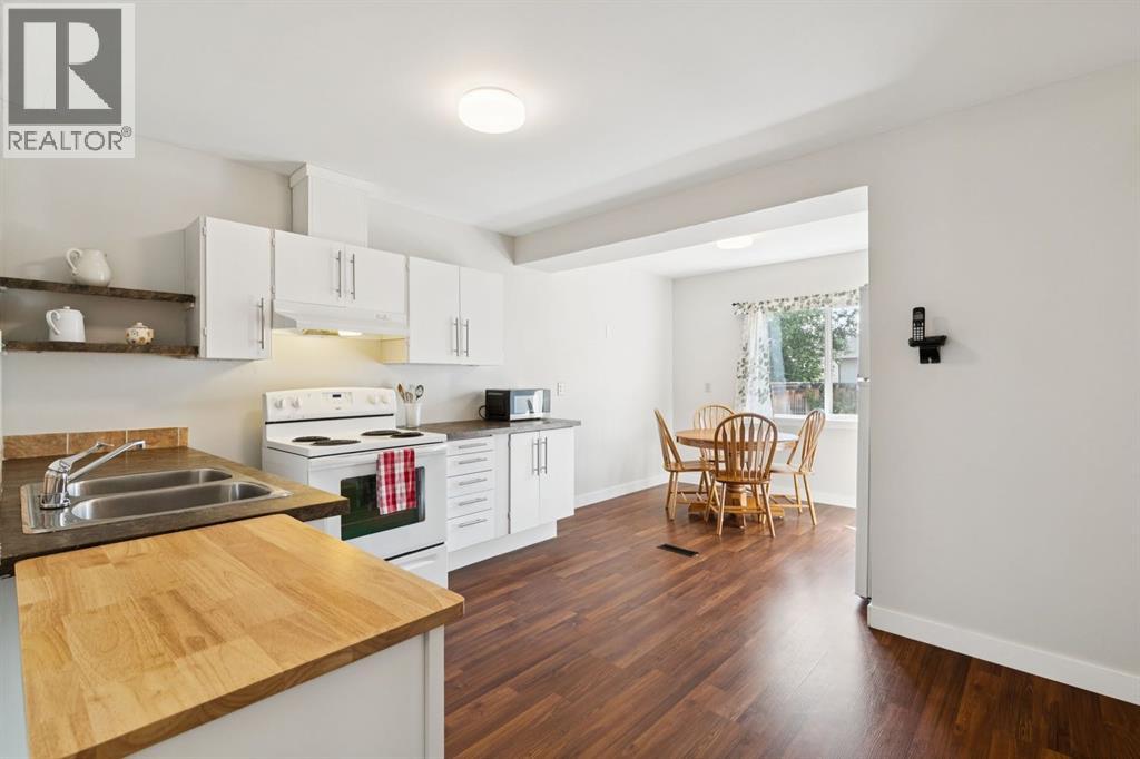 33 Woodhill Court SW, Calgary, Alberta  T2W 3P1 - Photo 8 - A2338153