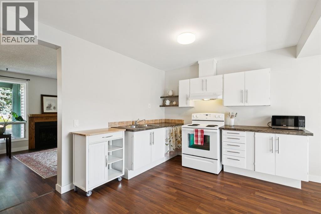 33 Woodhill Court SW, Calgary, Alberta  T2W 3P1 - Photo 9 - A2338153