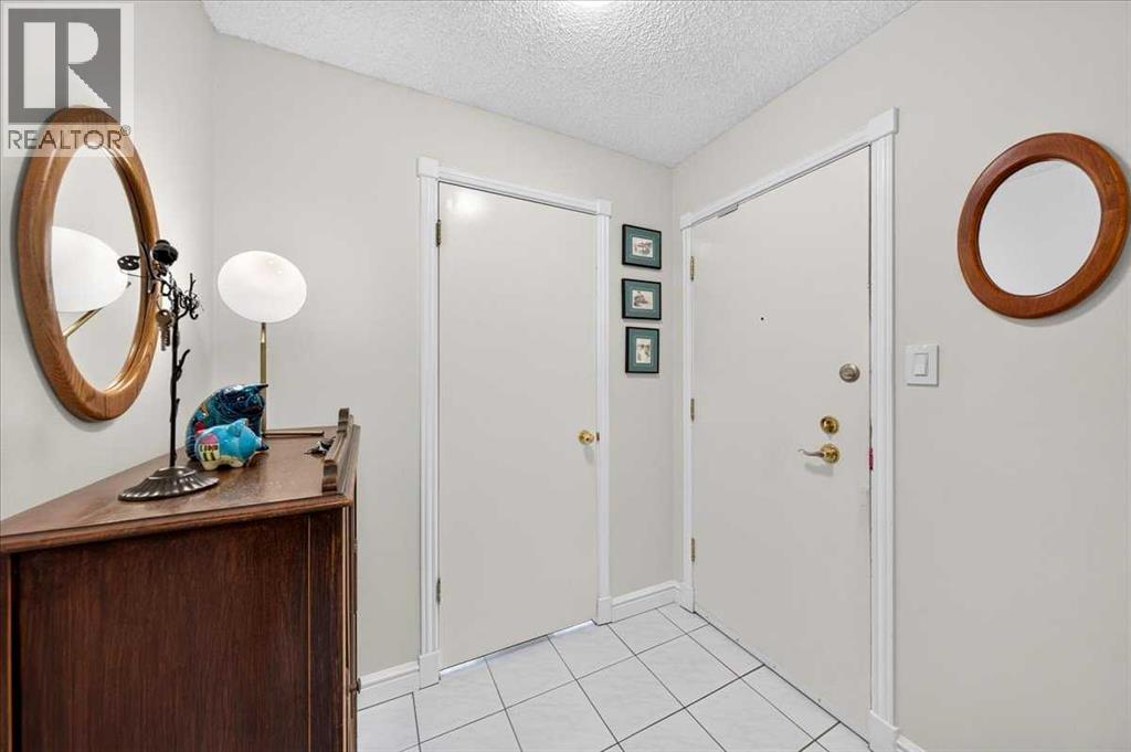 2410, 202 Braeglen Close SW, Calgary, Alberta  T2W 2B1 - Photo 11 - A2338163