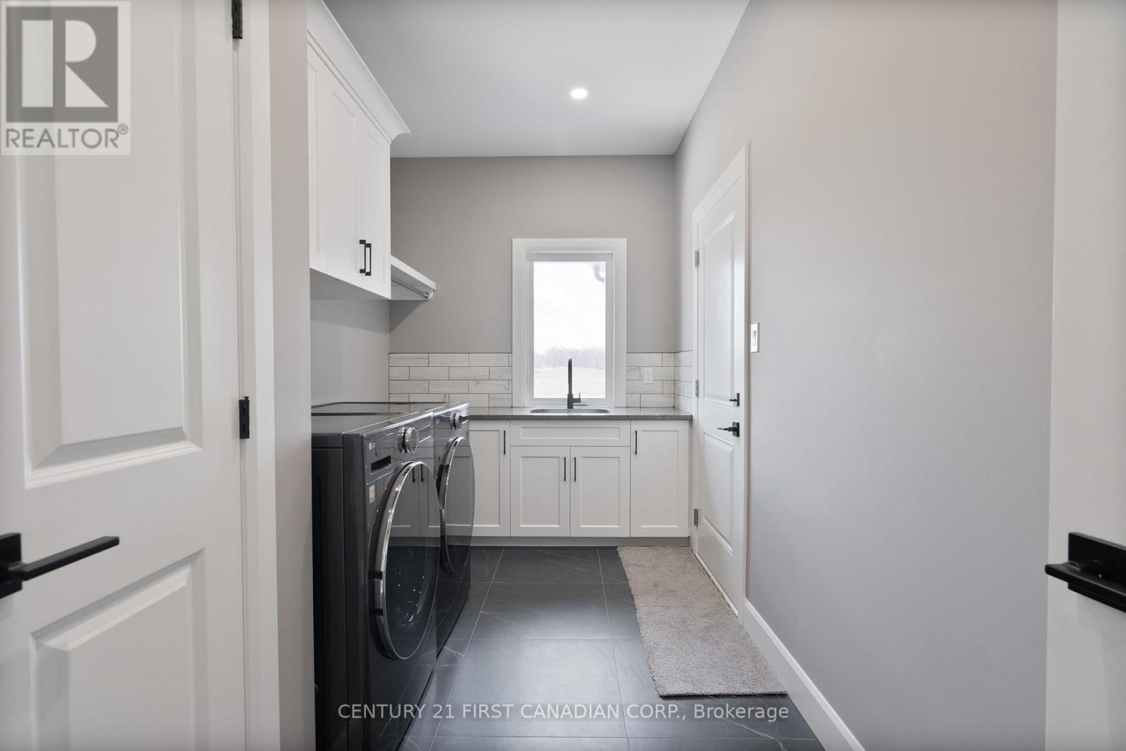110 Sheldabren Street, North Middlesex, Ontario  N0M 1A0 - Photo 4 - X13697794
