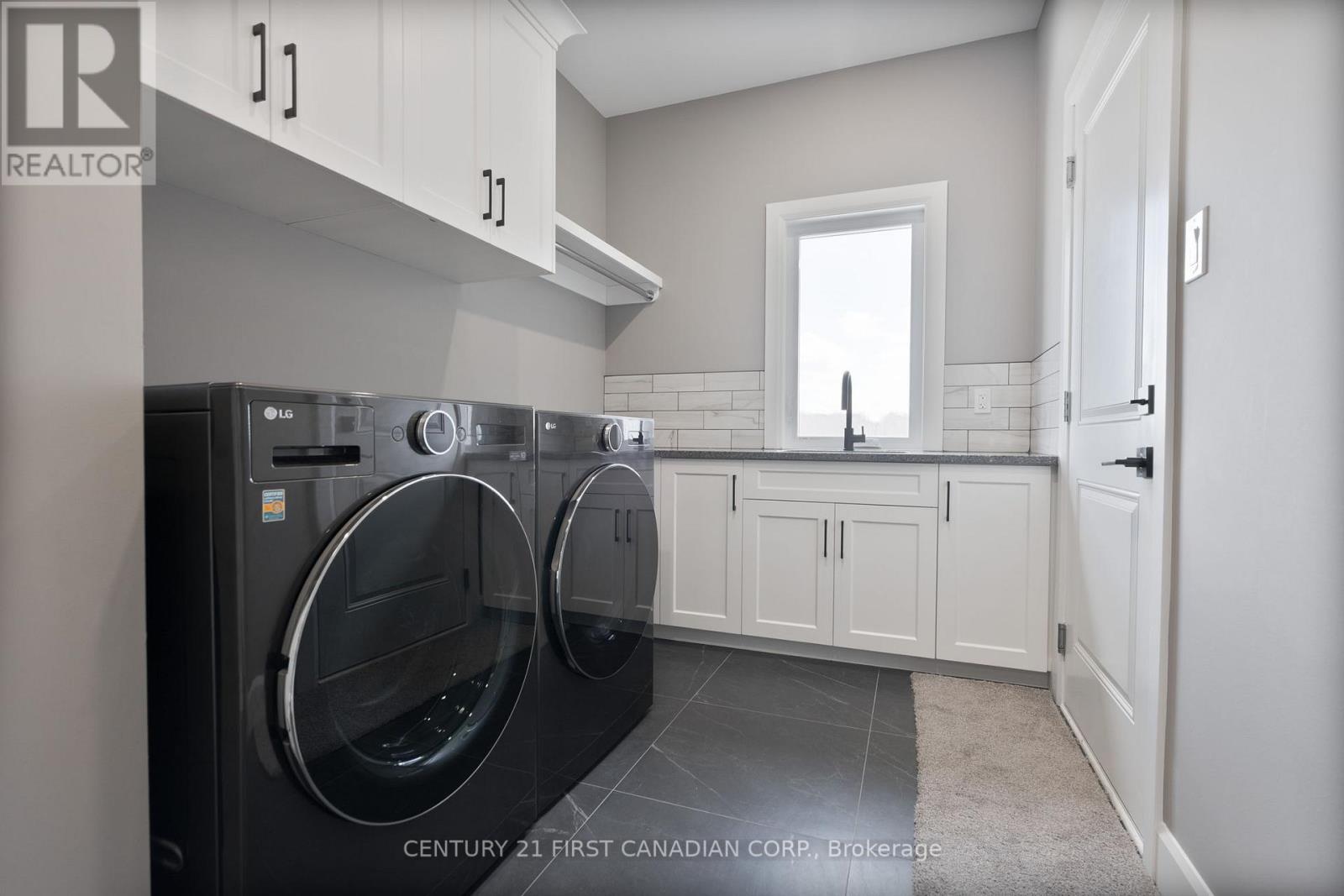 110 Sheldabren Street, North Middlesex, Ontario  N0M 1A0 - Photo 5 - X13697794