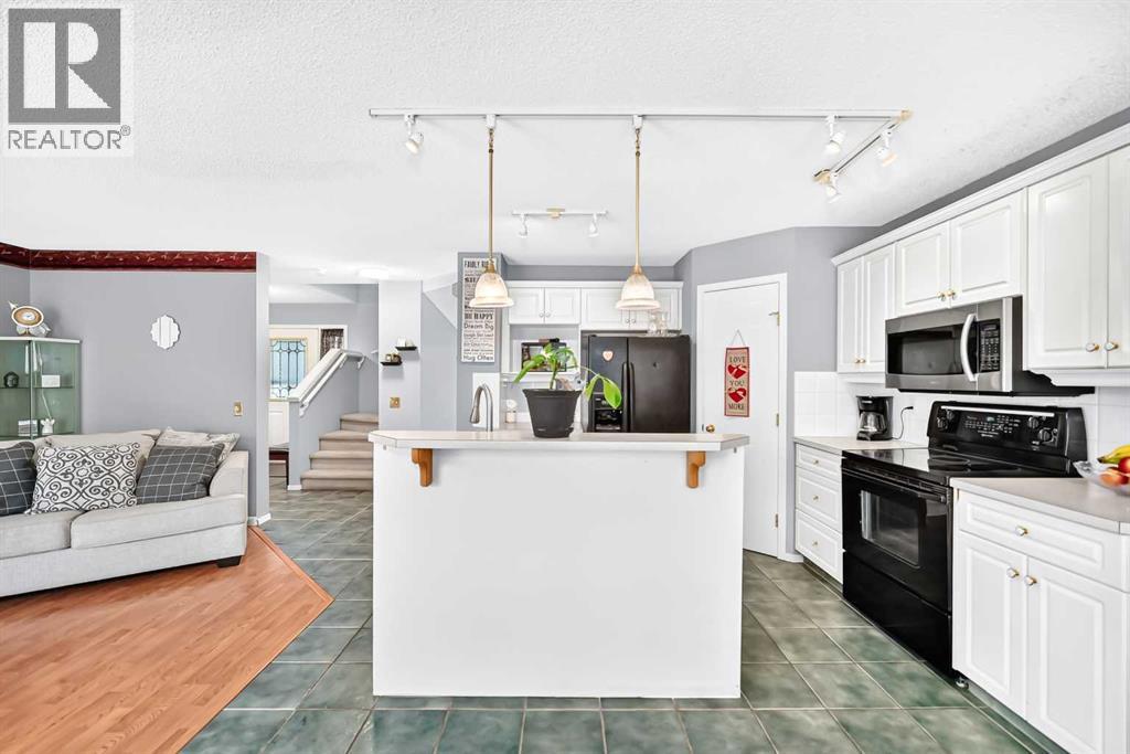 220 Shawbrooke Manor SW, Calgary, Alberta  T2Y 3L7 - Photo 11 - A2321984