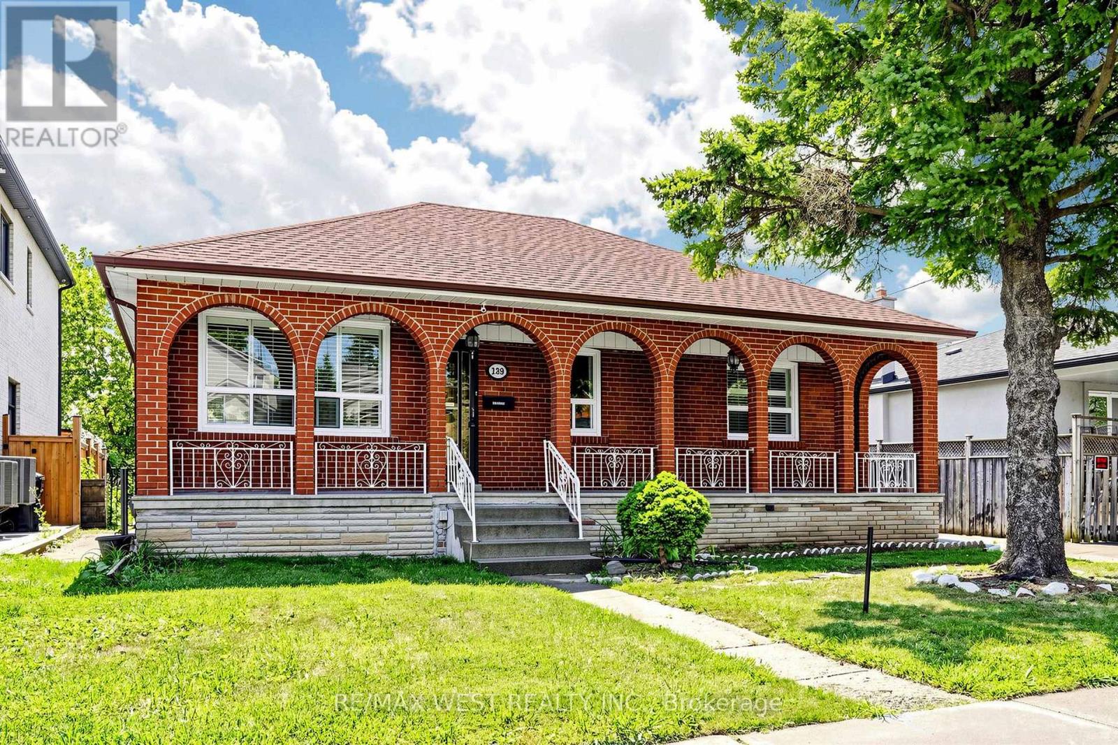 <div class="slider-price">$1,299,000</div><p>139 Ranee Avenue, Toronto, Ontario</p>