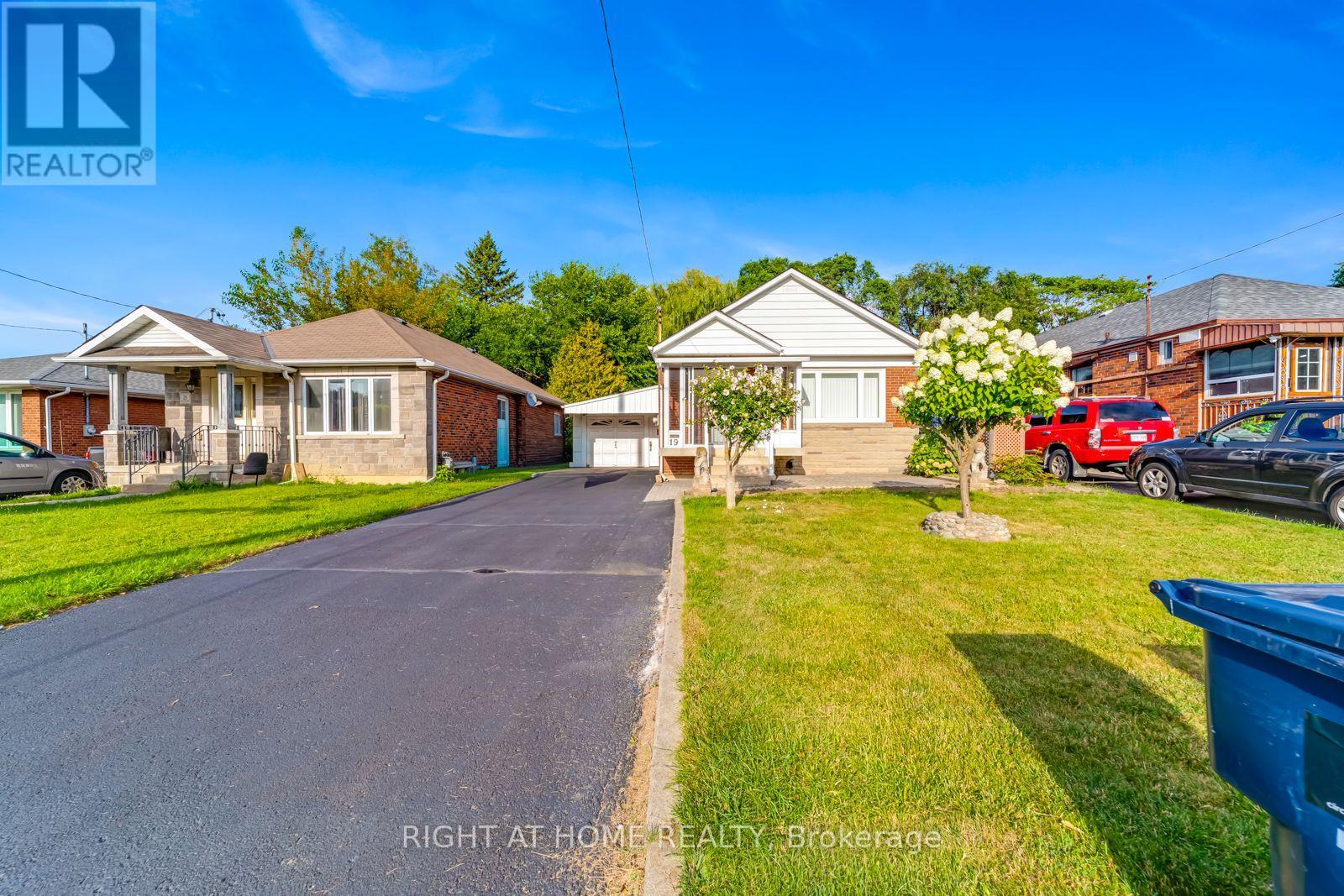 <div class="slider-price">$699,000</div><p>19 Martorino Drive, Toronto, Ontario</p>