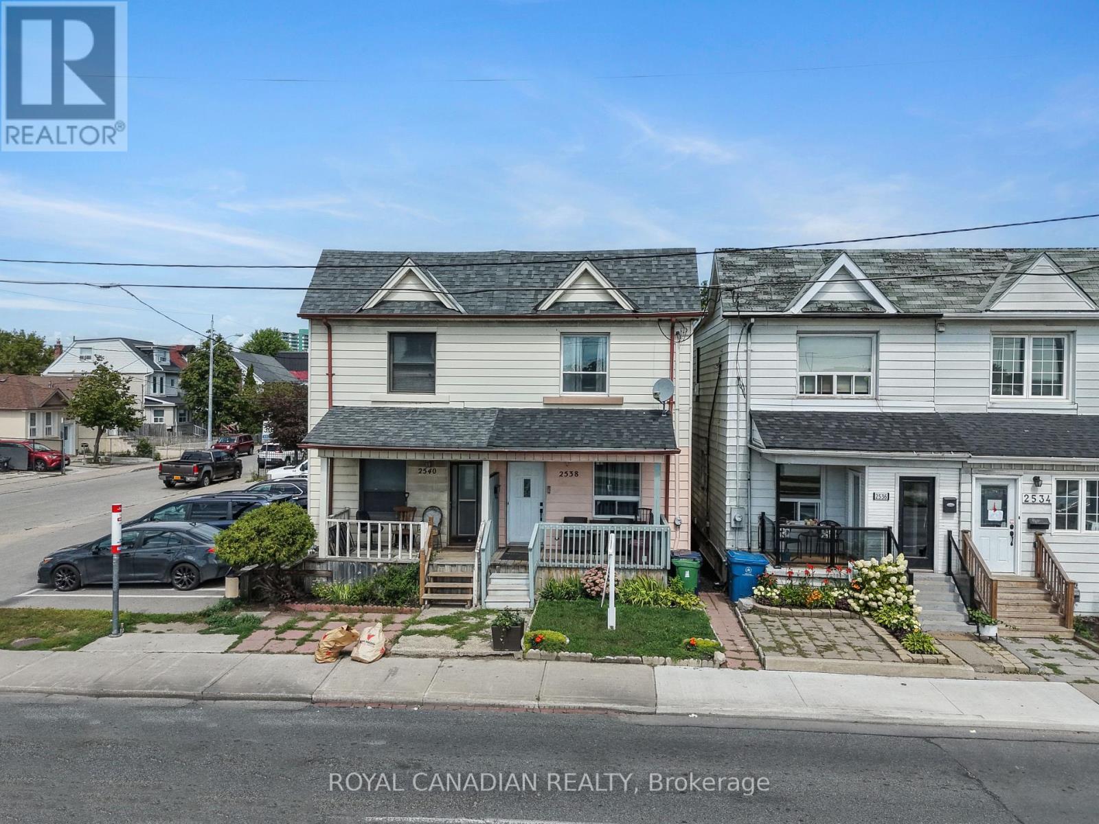 <div class="slider-price">$788,000</div><p>2538 St Clair Avenue W, Toronto, Ontario</p>