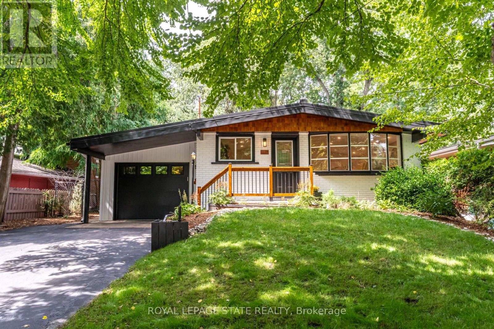 28 Helen Street, Hamilton, Ontario  L9H 1N3 - Photo 1 - X13697824