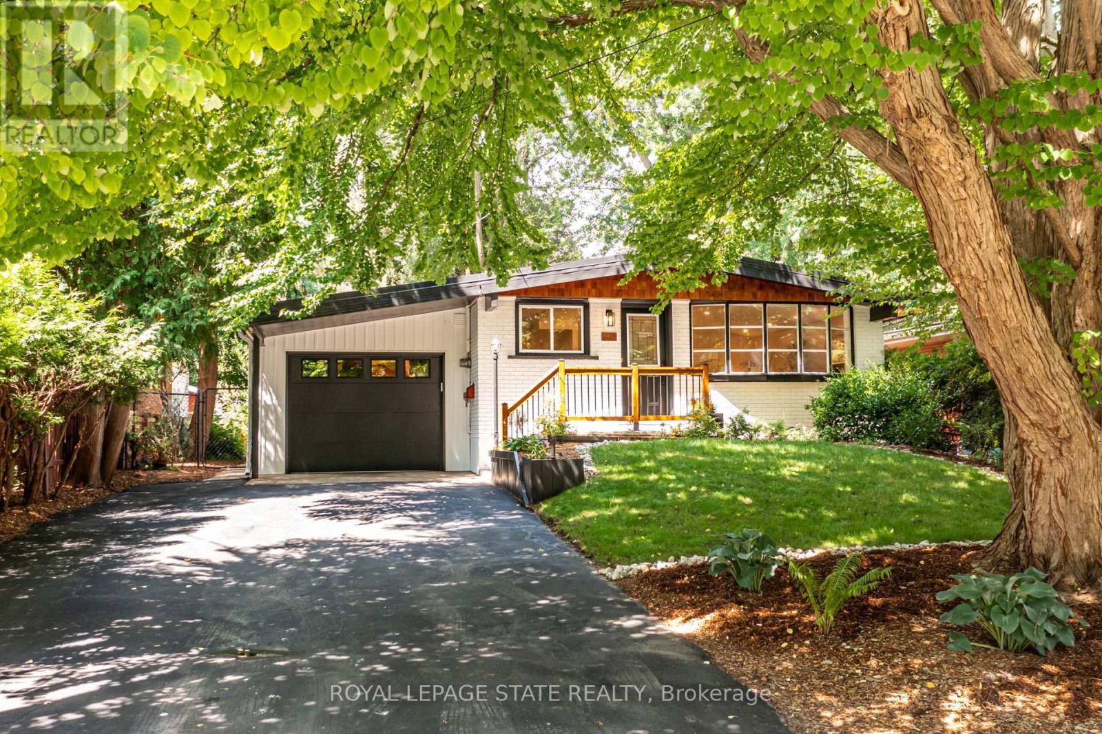 28 Helen Street, Hamilton, Ontario  L9H 1N3 - Photo 4 - X13697824