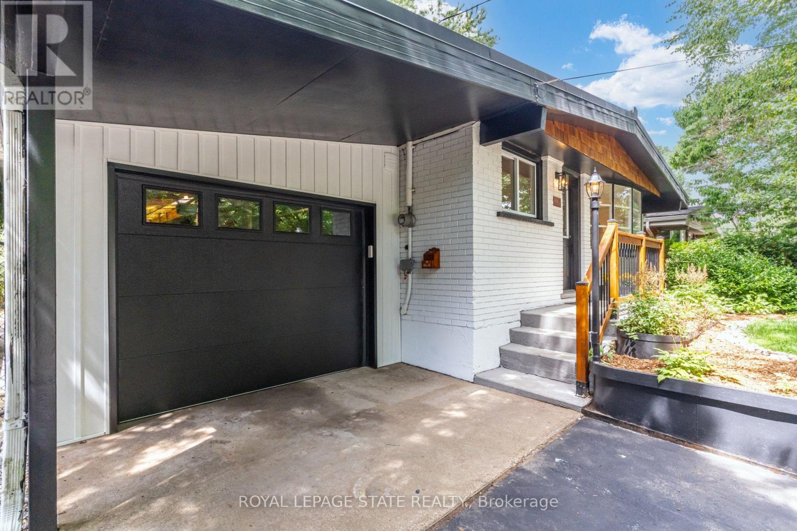 28 Helen Street, Hamilton, Ontario  L9H 1N3 - Photo 5 - X13697824