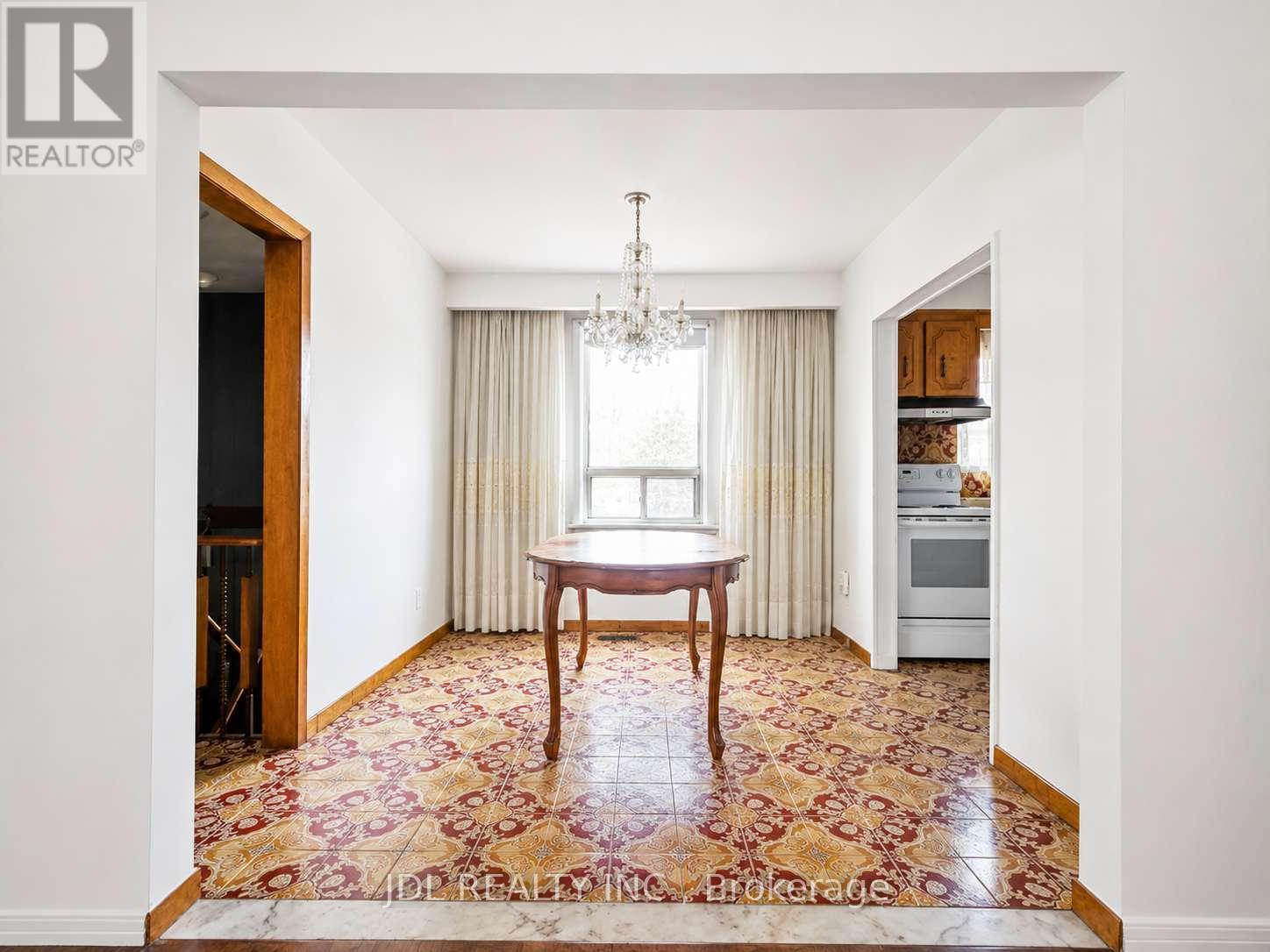 40 Montana Avenue, Toronto, Ontario  M3M 1B6 - Photo 5 - W13674436