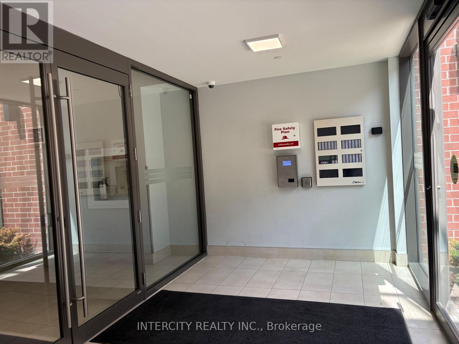 355 - 75 Attmar Drive, Brampton, Ontario  L6P 0Y6 - Photo 2 - W13693848