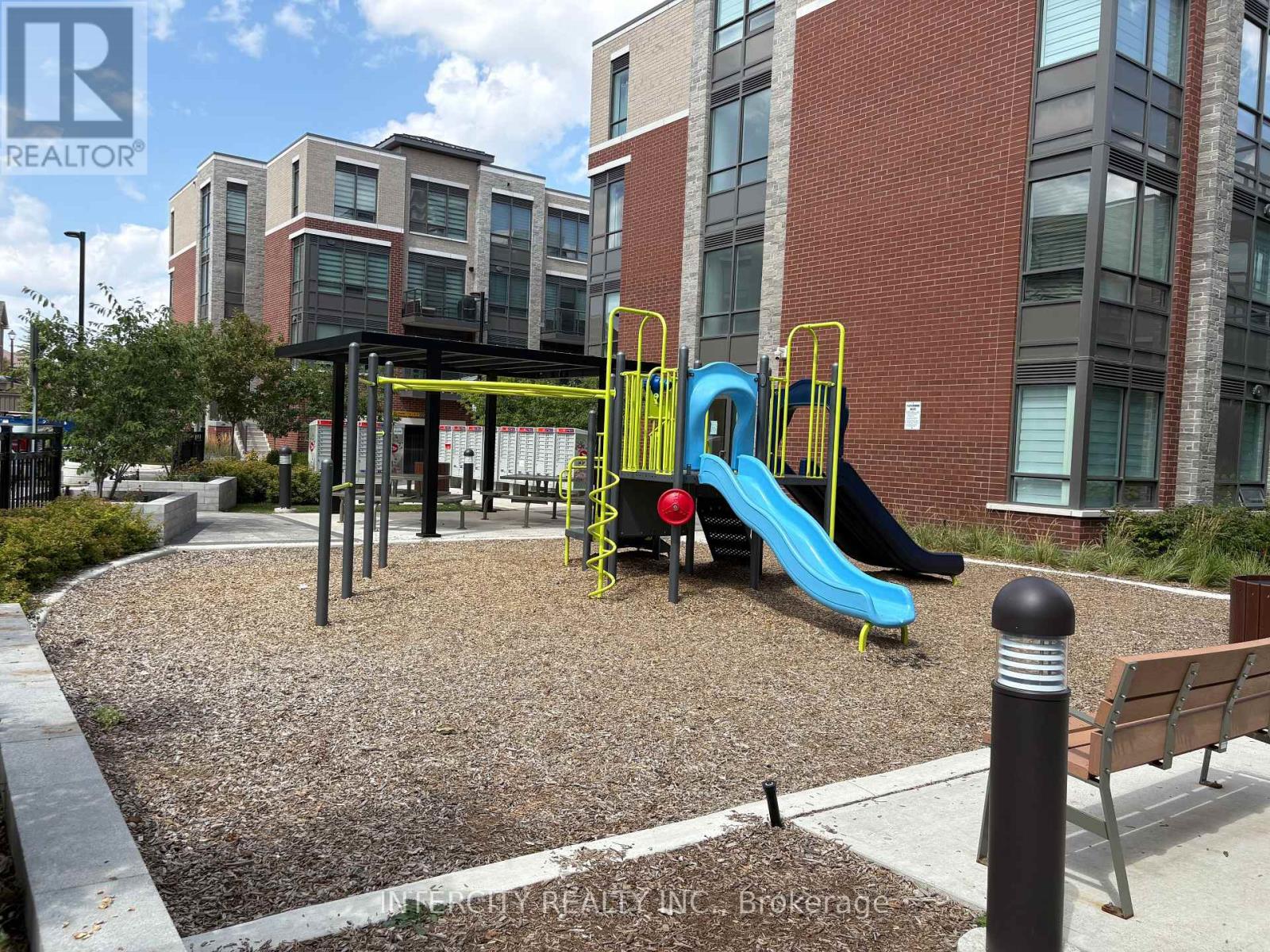 355 - 75 Attmar Drive, Brampton, Ontario  L6P 0Y6 - Photo 5 - W13693848