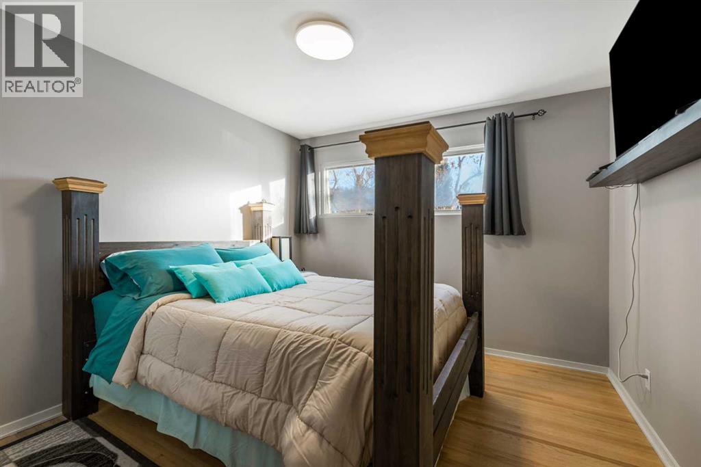 126 Springwood Drive SW, Calgary, Alberta  T2W 0K5 - Photo 8 - A2316658